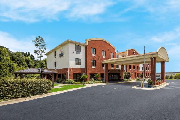 Na zdjęciu widoczny jest obiekt Comfort Inn & Suites Midway - Tallahassee West położony w mieście Midway.