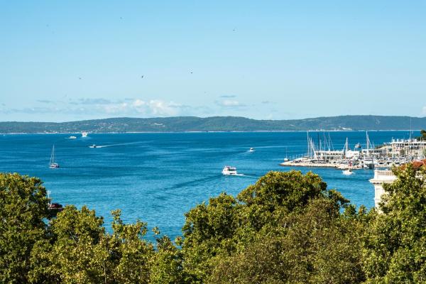 Penthouse with view in city center, Split
