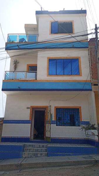 A la foto es mostra l'objecte Casas Cueva situat a la ciutat de Tumbes.