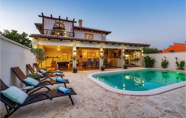 A la foto es mostra l'objecte Villa Karmen situat a la ciutat de Zaton.
