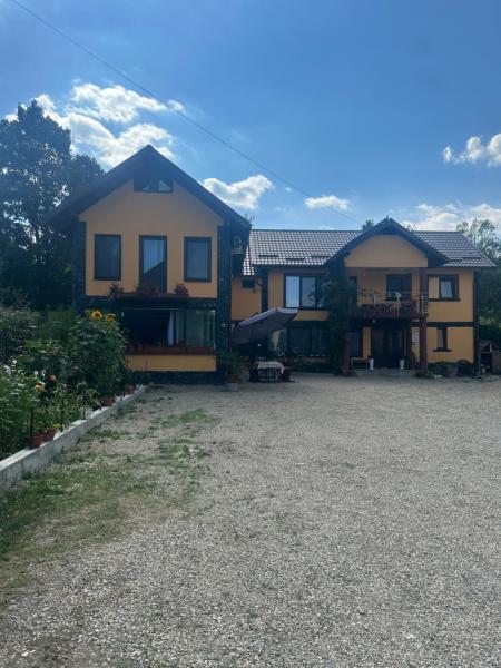 A la foto es mostra l'objecte Casa Iuliana situat a la ciutat de Horezu.