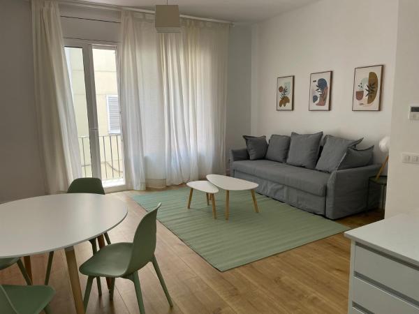 A la foto es mostra l'objecte Gaudi Street Apartments situat a la ciutat de Sitges.