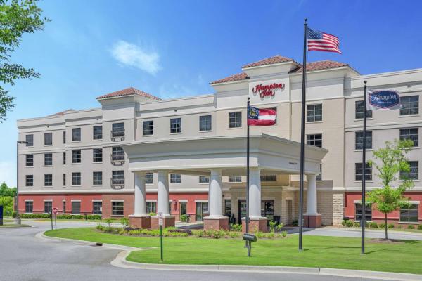Na fotografii je vidět objekt Hampton Inn Columbus/South-Fort Benning nacházející se ve městě Fort Mitchell.