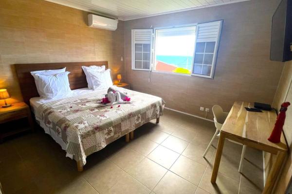 The photo shows the Suite Spacieuse 4 étoiles 77m2 vue mer Les Saintes located in the city of Bord de Mer.