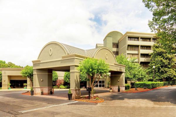 På billedet ses objektet DoubleTree by Hilton Atlanta Windy Hill Ballpark beliggende i byen Atlanta.
