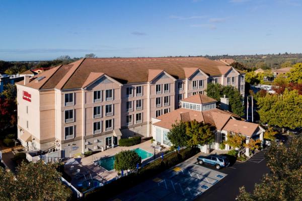 Auf dem Foto ist das Objekt Hilton Garden Inn Folsom in der Stadt Folsom zu sehen.