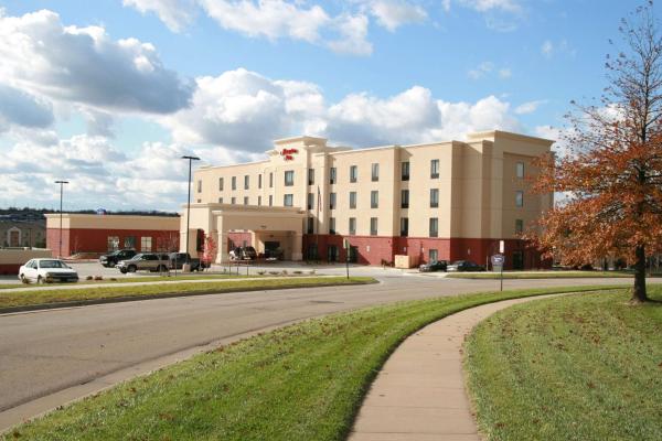 照片显示了位于Topeka市的托皮卡汉普顿酒店物件。
