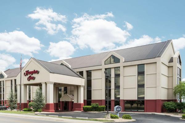 The photo shows the Hampton Inn Branson on the Strip located in the city of Branson.