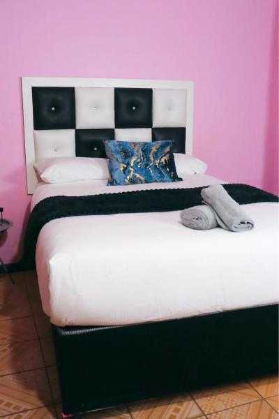 Na fotografii je vidět objekt Flamingo B&B nacházející se ve městě eSikhawini.