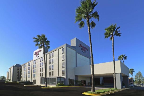 Na fotografii je vidět objekt Hampton Inn Monterrey-Airport nacházející se ve městě Rancho Los Encinitos.