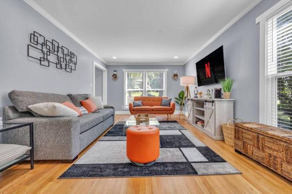 A la foto es mostra l'objecte NEW! Modern Luxury w/ Pool Table 3BR/5BD Sleeps 10 situat a la ciutat de Decatur.