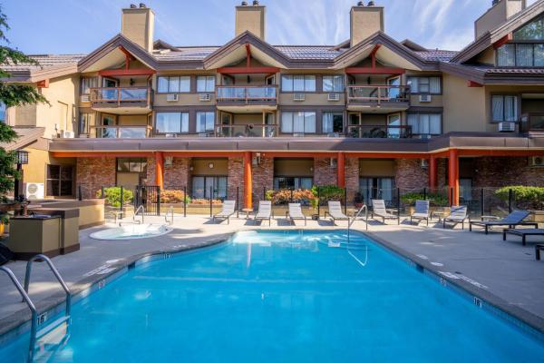 På billedet ses objektet Whistler Village Inn & Suites beliggende i byen Whistler.