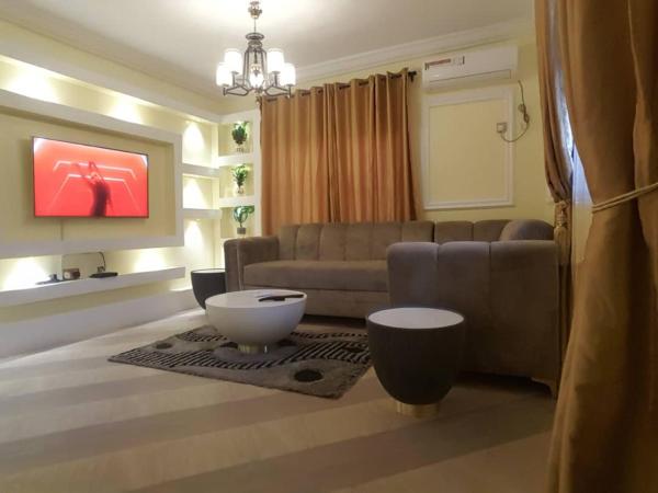 A la foto es mostra l'objecte 3JD Lavishly Furnished 3-Bed Genius situat a la ciutat de Lagos.