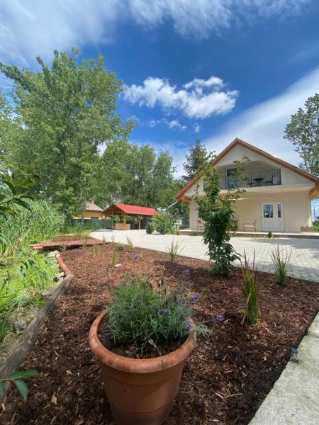 A la foto es mostra l'objecte Megnyugtat-LAK Vendégház situat a la ciutat de Tiszatardos.