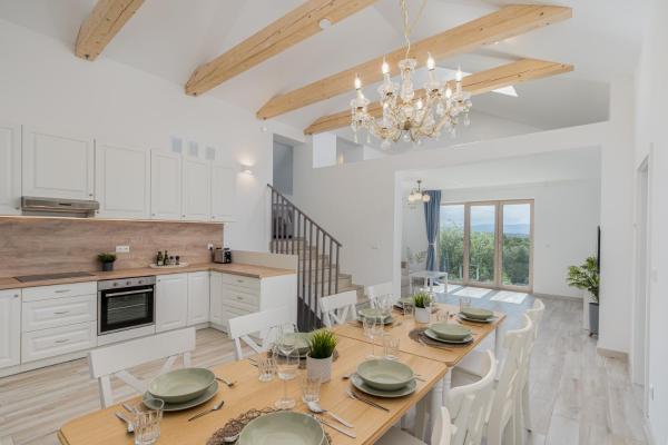 Na fotografii je vidět objekt Dom pod Lipą nacházející se ve městě Siepraw.