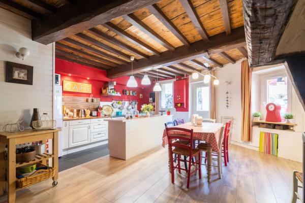 Na zdjęciu widoczny jest obiekt La maison du Bonheur położony w mieście Marquixanes.
