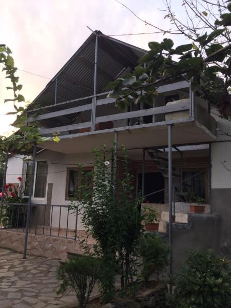 Na fotografii je vidět objekt Mera Hostel nacházející se ve městě Stantsiya Mukhiani.