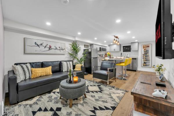 Modern 2br On Queensway, Kitchen, Parking, 20 Mins From Cnt And Yyz - Torontó