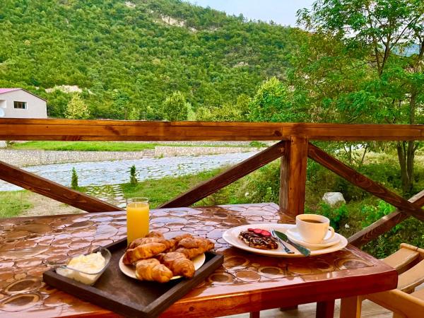 Na zdjęciu widoczny jest obiekt Ojakh Resort położony w mieście Iczewan.