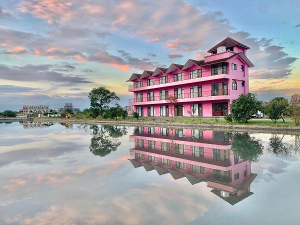 A la foto es mostra l'objecte Pink Castle House situat a la ciutat de Lung-mu-ching.