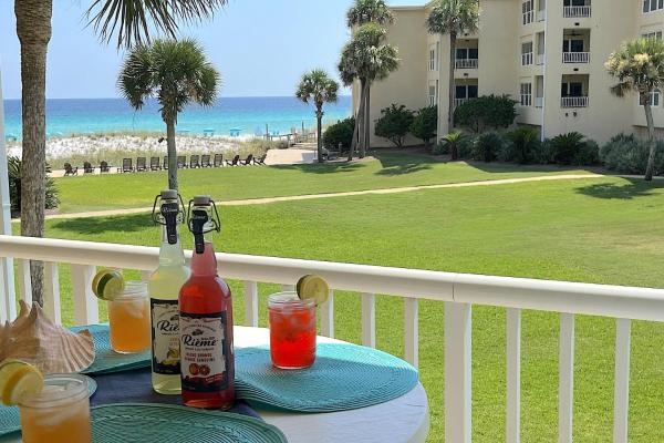 A la foto es mostra l'objecte Silver Dunes D204 Surfin on Sunshine situat a la ciutat de Destin.