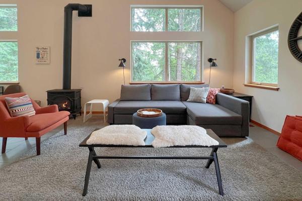 A la foto es mostra l'objecte Modern Beaver Valley Cabin w/ Hot Tub & Games! situat a la ciutat de Plain.
