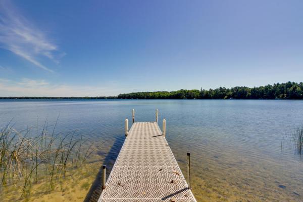 Na fotografii je vidět objekt Lakefront Minnesota Escape with Fire Pit and Boat Dock nacházející se ve městě Emily.