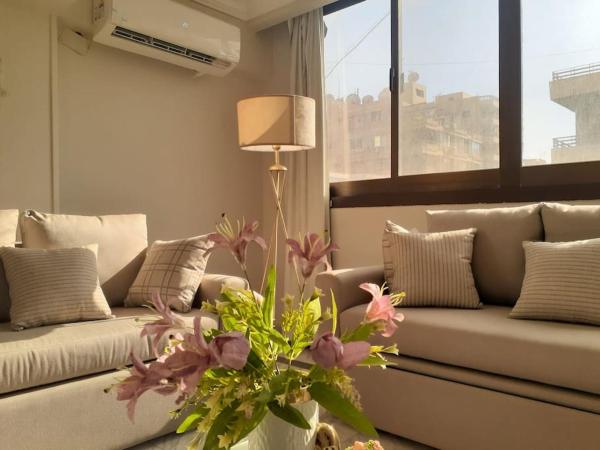 Nella foto è visibile l'oggetto Bright and spacious 2bdr apt للعائلات Nasr city heart situato nella città di Il Cairo.