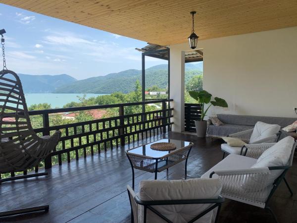 Nella foto è visibile l'oggetto Panorama ananuri guest house situato nella città di Veltaurtkari.