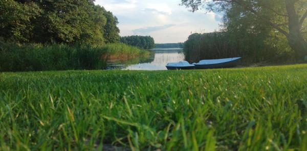 Nella foto è visibile l'oggetto Domki Ostoja I nad Jeziorem z Kominkiem i Łódką situato nella città di Krzywe.