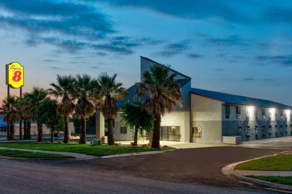 Bilde 1: Super 8 by Wyndham New Braunfels I-35
