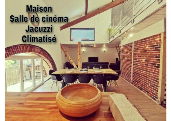 A la foto es mostra l'objecte Maison de village, jacuzzi, salle cinéma situat a la ciutat de Toussieu.