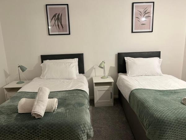 På billedet ses objektet Spacious Comfortable 4 Bedroom House beliggende i byen Aylesbury.