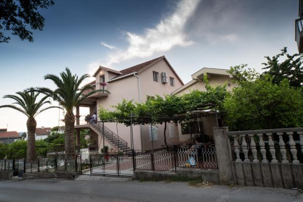 Na fotografii je vidět objekt Apartments Pavićević nacházející se ve městě Tivat.