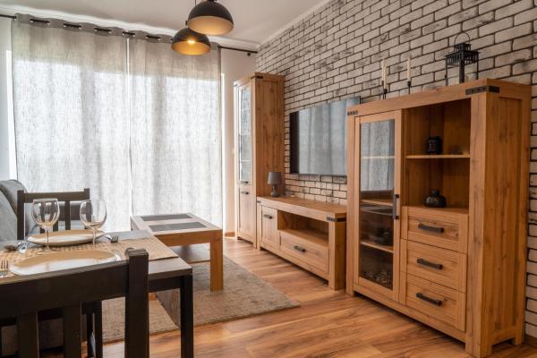 Auf dem Foto ist das Objekt Komfortowy Apartament Nadbrzeżna blisko Warszawy z Parkingiem in der Stadt Ołtarzew zu sehen.