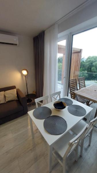 Na zdjęciu widoczny jest obiekt Laguna24 Jezioro Żywieckie Klimatyzowany apartament 40 m2 położony w mieście Zarzecze.