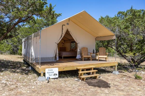 A la foto es mostra l'objecte Twin Falls Luxury Glamping - Cozy Retreat situat a la ciutat de Kendalia.