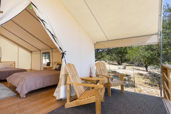 A la foto es mostra l'objecte Cozy Glamping Retreat with Stargazing Skies situat a la ciutat de Kendalia.