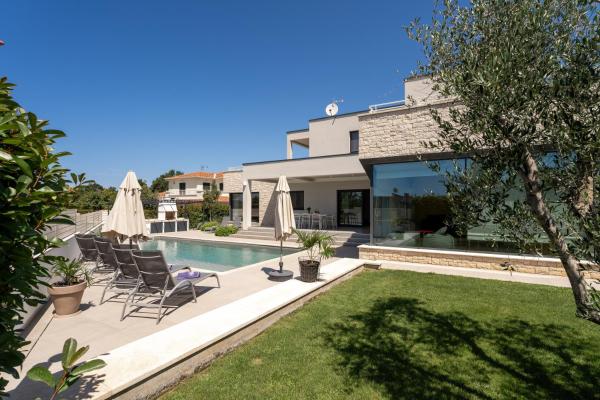 A la foto es mostra l'objecte Villa Anni situat a la ciutat de Poreč.
