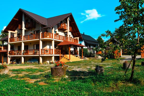 Na zdjęciu widoczny jest obiekt Casa Dilu położony w mieście Văleni.