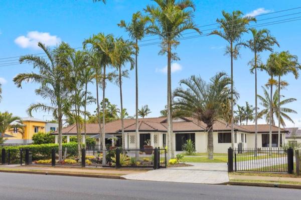 A la foto es mostra l'objecte Luxury Beachfront home in Hervey Bay situat a la ciutat de Urangan.