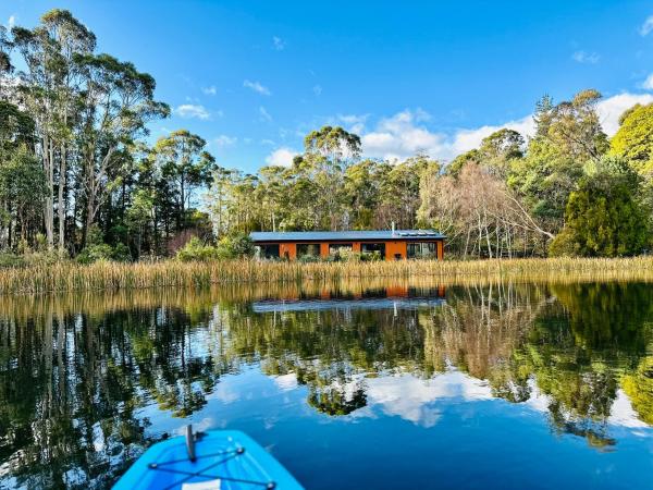 Na zdjęciu widoczny jest obiekt Quamby Bluff Lake House, Deloraine, Tasmania położony w mieście Golden Valley.