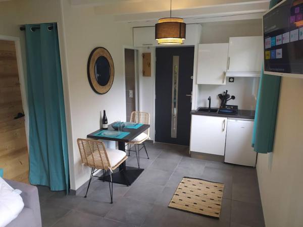 Nella foto è visibile l'oggetto Chambre avec cuisine, entrée et terrasse privée ! situato nella città di Thoiry.