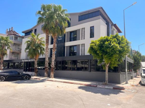 A la foto es mostra l'objecte Hayal Fener situat a la ciutat de Antalya.