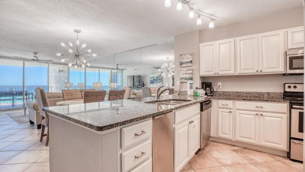 A la foto es mostra l'objecte Hidden Dunes Gulfside 502 - Gulf front and updated situat a la ciutat de Destin.
