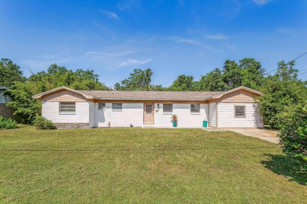 A la foto es mostra l'objecte 1133 Redwood Lane situat a la ciutat de Gulf Breeze.