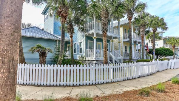 A la foto es mostra l'objecte Biglows Bungalow - About a quarter mile to PRIVATE Neighborhood Beach Access, Pet Friendly, Community Pool situat a la ciutat de Destin.