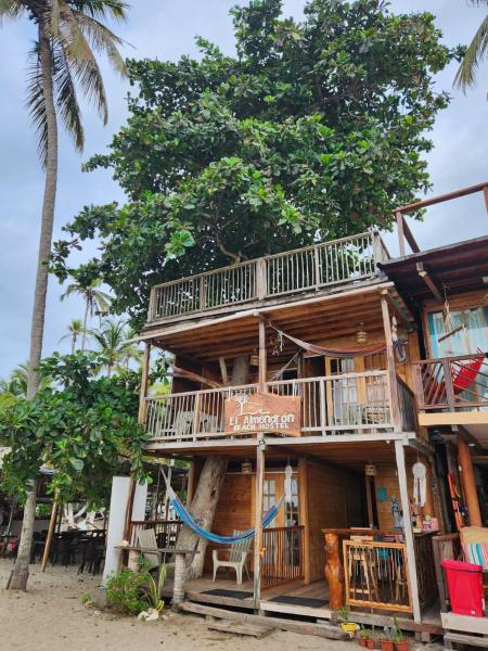 照片显示了位于Playa Mendiguaca市的El Almendrón Beach Hostel物件。