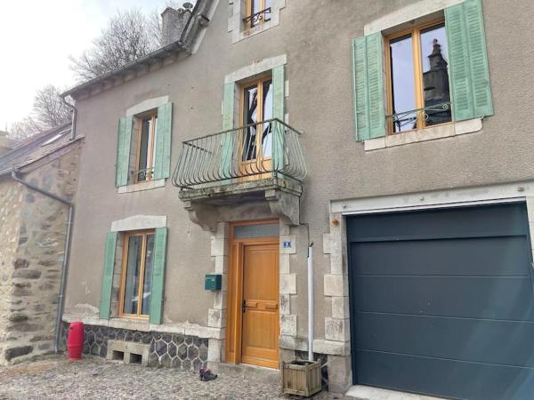 A la foto es mostra l'objecte Maison Cantal à Marchastel 15400 situat a la ciutat de Saint-Hippolyte.