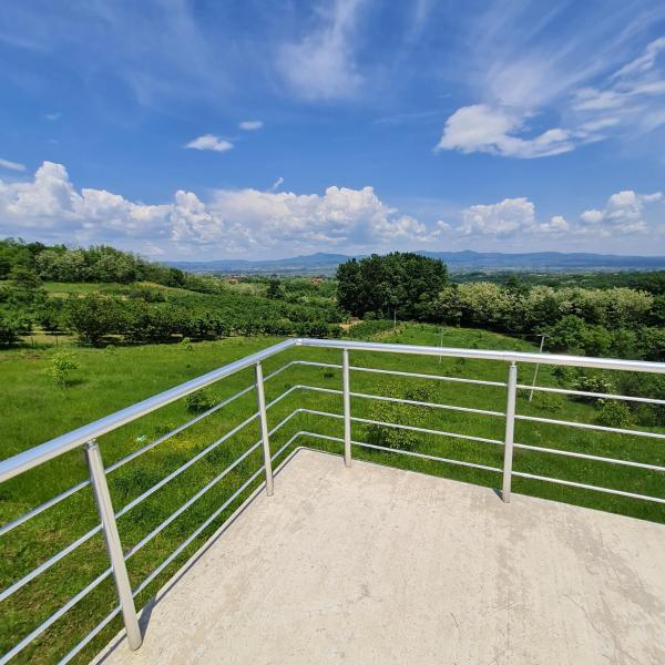 A la foto es mostra l'objecte Vidikovac pod Jelicom situat a la ciutat de Čačak.